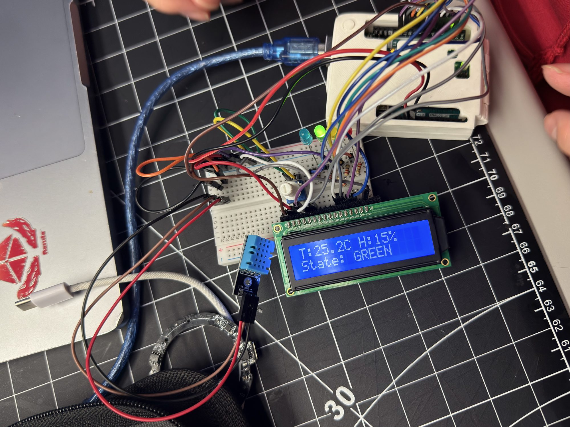 Comfort Lamp v1 — Arduino, DHT, LCD showing GREEN tier