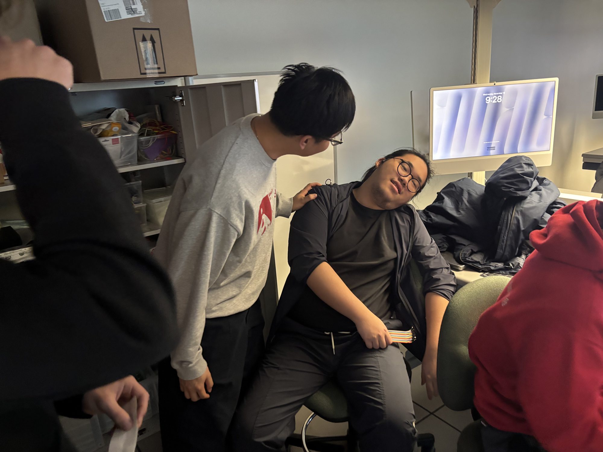 Emergency scenario — patient faints