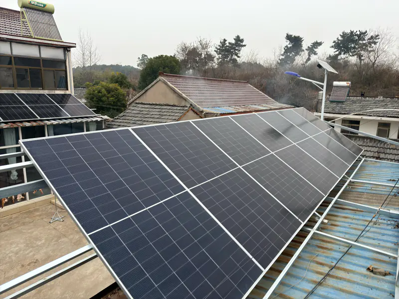 Module rows on the roof frame