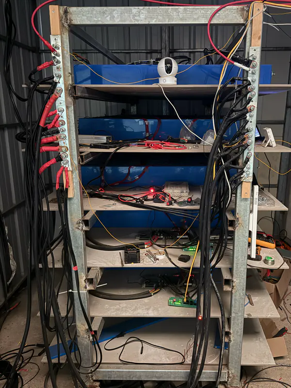 Battery rack with copper busbars and heavy cables